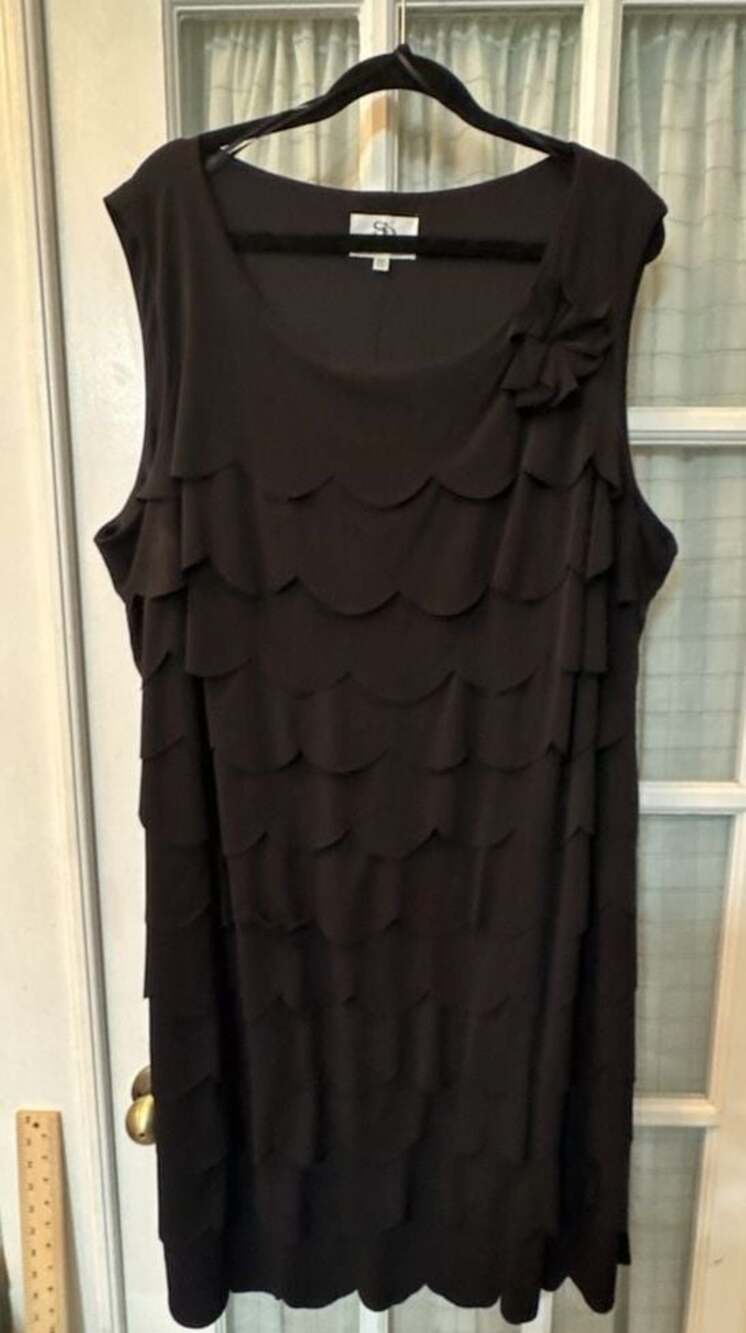 SD Collection Women's Black Sleeveless Scalloped Tiered Sheath Dress